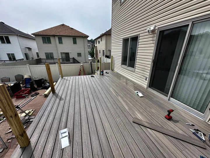 Deck elevado de composite sobre patio