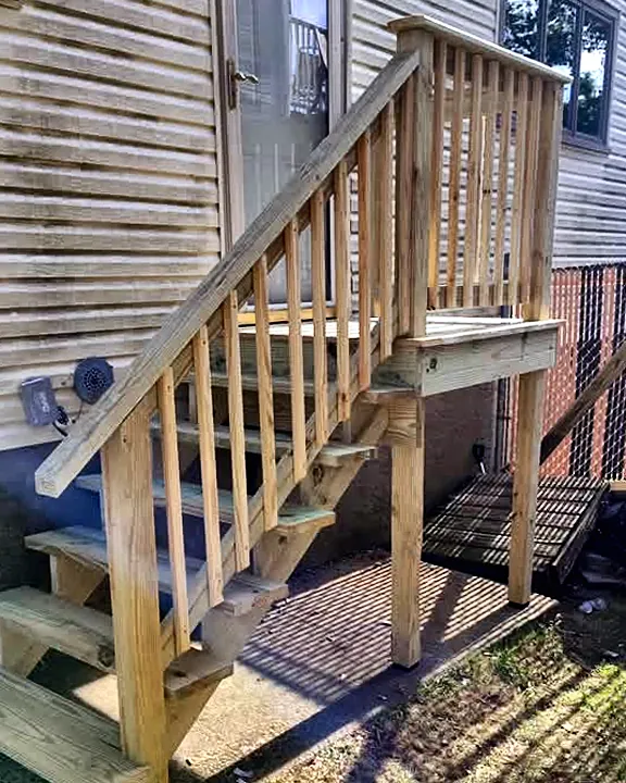 Escaleras exteriores de madera