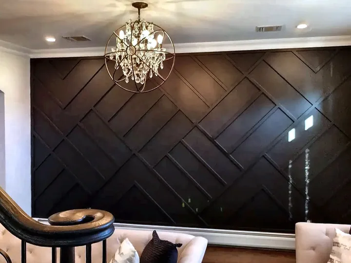 Muro de acento con molduras geométricas